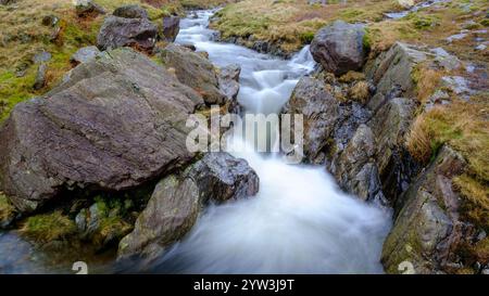 Little Langdale, Regno Unito - 15 marzo 2024: Cascata a Eller Dubs a Wrynose Bottom, Lake District Foto Stock