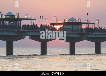 Tramonto al molo di Miedzyzdroje, Pomerania occidentale, Polonia, Europa orientale, Europa Foto Stock