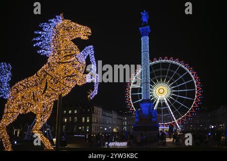 Ripresa notturna, mercatino di Natale, luci, con Stuttgarter Roessle, Landmark, ruota panoramica, Palazzo nuovo, colonna giubilare, Concordia, Schlo Foto Stock