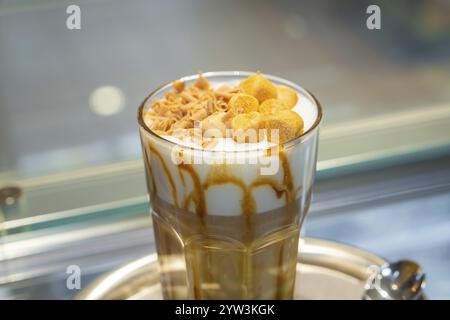 Un latte con schiuma di caramello e paglia in un bicchiere alto, creazioni autunnali, Cafe Kuh, Deckenpfronn, Foresta Nera, Germania, Europa Foto Stock