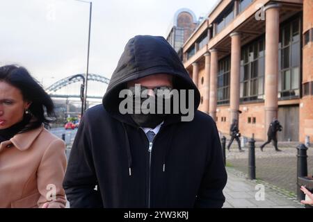 Adam Carruthers fuori dalla Corte della Corona di Newcastle, dove è accusato di aver abbattuto l'albero di Sycamore Gap. Mr Carruthers e Daniel Graham negano di aver causato danni criminali all'albero, per un valore di 622.000, e 1.114 sterline al Vallo di Adriano. Data immagine: Lunedì 9 dicembre 2024. Foto Stock