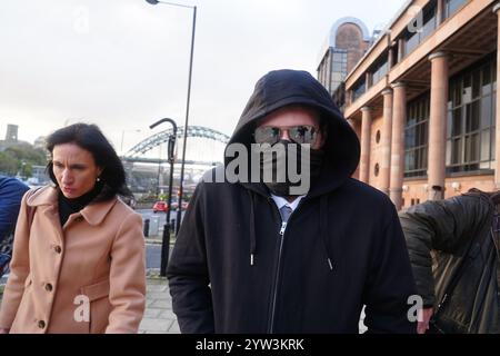 Adam Carruthers fuori dalla Corte della Corona di Newcastle, dove è accusato di aver abbattuto l'albero di Sycamore Gap. Mr Carruthers e Daniel Graham negano di aver causato danni criminali all'albero, per un valore di 622.000, e 1.114 sterline al Vallo di Adriano. Data immagine: Lunedì 9 dicembre 2024. Foto Stock