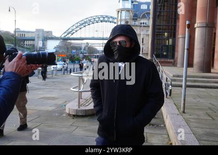 Adam Carruthers fuori dalla Corte della Corona di Newcastle, dove è accusato di aver abbattuto l'albero di Sycamore Gap. Mr Carruthers e Daniel Graham negano di aver causato danni criminali all'albero, per un valore di 622.000, e 1.114 sterline al Vallo di Adriano. Data immagine: Lunedì 9 dicembre 2024. Foto Stock