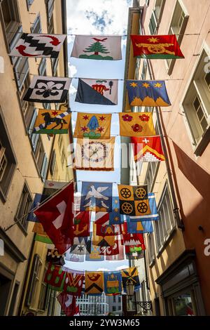 Augustinergasse con bandiere svizzere, città vecchia, Zurigo, Svizzera, Europa Foto Stock