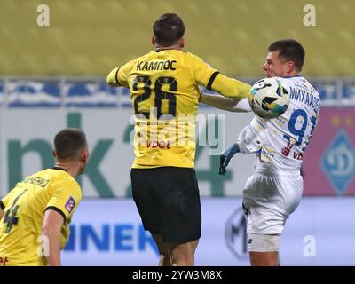 KIEV, UCRAINA - 8 DICEMBRE 2024 - il centrocampista Mykola Mykhailenko (R) del FC Dynamo Kiev è in azione con il difensore Miguel Campos dell'FC Olexandriya Oleksandriia durante la partita 2024/2025 della Premier League Ucraina Matchday 16 al Valeriy Lobanovskyi Dynamo Stadium, Kiev, capitale dell'Ucraina. Foto Stock