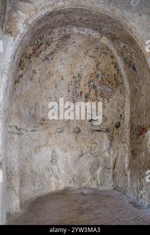 Ex chiesa grotta di Santo Spirito, con resti di affreschi, Matera, Basilicata, Italia meridionale, Italia, Europa Foto Stock