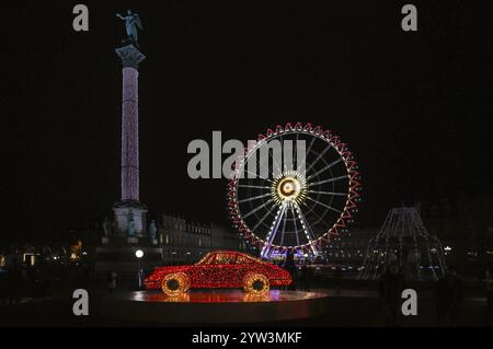 Ripresa notturna, mercatino di Natale, luci, con Porsche 911, museo Porsche, monumento storico, ruota panoramica, Palazzo nuovo, colonna giubilare, Concordi Foto Stock