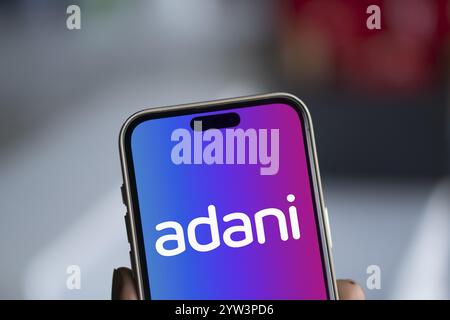 Dacca, Bangladesh - 0 dicembre 2024: Il logo Adani viene visualizzato sullo smartphone. Adani Group è una multinazionale indiana Foto Stock