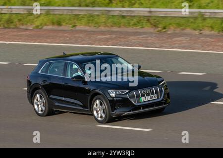 2021 Black Audi e-Tron Technik 50 quattro, 5dr 71 kWh, EV, SUV di sicurezza a trazione integrale var, viaggiando sull'autostrada M6, Regno Unito Foto Stock