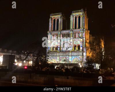 Parigi, Francia. 9 dicembre 2024. (int) la riapertura di notre dame a parigi. 7 dicembre 2024, parigi, francia: notre dame fu riaperta al pubblico 5 anni dopo un devastante incendio il 15 aprile 2019. La cerimonia di riapertura ha avuto luogo con la presenza del presidente francese emmanuel macron e di alcuni leader mondiali come il presidente degli Stati Uniti, donald j. Trump, la first lady Actual Us, jill biden, il presidente dell'ucraina, volodymyr oleksandrovych zelenskyy e concerti, messe tra gli altri. Ci si aspetta che milioni di persone visitino la dame. (la foto è stata scattata il 6 dicembre 2024 un giorno prima della riapertura).c Foto Stock