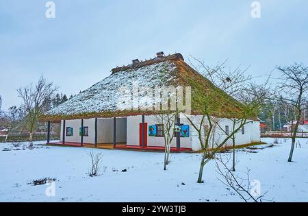 La facciata della taverna e pensione medievale adobe korchma, situata a Pereiaslav Scansen, Ucraina Foto Stock