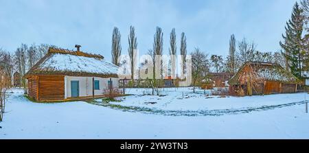 Panorama invernale di casali d'epoca con case in adobe e legno, giardino, coperto di fienile e playpen sullo sfondo, Pereiaslav Scanse Foto Stock
