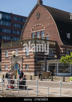 Kiel Maritime Museum, situato nel vecchio edificio dell'asta di pesce di fronte al quale parlano 4 persone, di cui 2 in scooter elettrici per disabili. Foto Stock