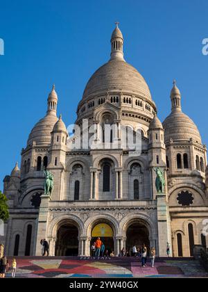 Turisti fuori dal Sacro cuore, Chiesa Hilltop, famoso punto di riferimento di Parigi, Montmartre, Parigi, Francia, Europa, UE. Foto Stock