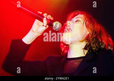 CATATONIA, CERYS INTERNATIONAL VELVET, CARDIFF UNIVERSITY, 1998: Cerys Matthews of Catatonia che suona dal vivo su BBC radio One Evening Session per lanciare il loro iconico album "International Velvet" alla Great Hall di Cardiff University Students' Union il 27 gennaio 1998. Foto: Rob Watkins. INFO: I Catatonia, una band di alternative rock gallese negli anni '90, guidata da Cerys Matthews, hanno guadagnato fama con successi come "Mulder and Scully" e "Road Rage". Il loro suono eclettico, che fonde pop, rock e folk, consolidò il loro posto nell'era Britpop, mostrando la voce distintiva di Matthews. Foto Stock
