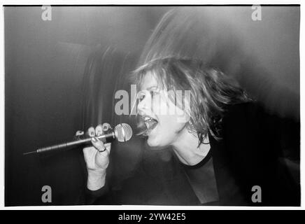 CATATONIA, CERYS INTERNATIONAL VELVET, CARDIFF UNIVERSITY, 1998: Cerys Matthews of Catatonia che suona dal vivo su BBC radio One Evening Session per lanciare il loro iconico album "International Velvet" alla Great Hall di Cardiff University Students' Union il 27 gennaio 1998. Foto: Rob Watkins. INFO: I Catatonia, una band di alternative rock gallese negli anni '90, guidata da Cerys Matthews, hanno guadagnato fama con successi come "Mulder and Scully" e "Road Rage". Il loro suono eclettico, che fonde pop, rock e folk, consolidò il loro posto nell'era Britpop, mostrando la voce distintiva di Matthews. Foto Stock