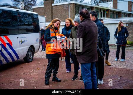 L'Aia, Paesi Bassi. 9 dicembre 2024. DEN HAAG - 09/12/2024, DEN HAAG - i residenti raccolgono effetti personali sul Tarwekamp, due giorni dopo le esplosioni. Le due esplosioni causarono il caos e distrussero diverse case. Sei corpi sono stati recuperati finora. ANP JOSH WALET netherlands Out - belgio Out crediti: ANP/Alamy Live News Foto Stock