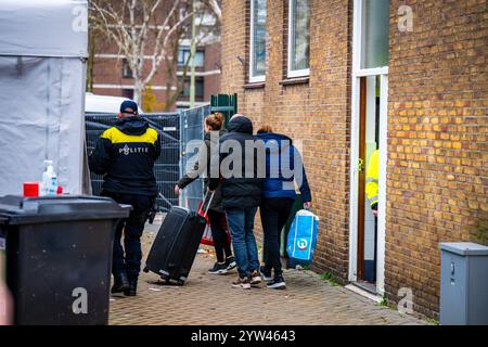 L'Aia, Paesi Bassi. 9 dicembre 2024. DEN HAAG - 09/12/2024, DEN HAAG - i residenti raccolgono effetti personali sul Tarwekamp, due giorni dopo le esplosioni. Le due esplosioni causarono il caos e distrussero diverse case. Sei corpi sono stati recuperati finora. ANP JOSH WALET netherlands Out - belgio Out crediti: ANP/Alamy Live News Foto Stock