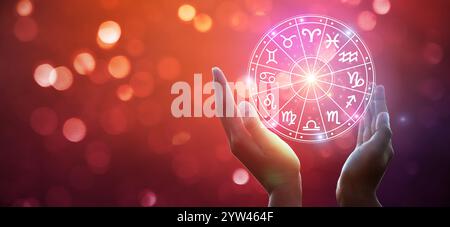 Segni zodiacali all'interno del cerchio oroscopo. Astrologia nel cielo con tante stelle e lune Astrologia e oroscopi concept Foto Stock