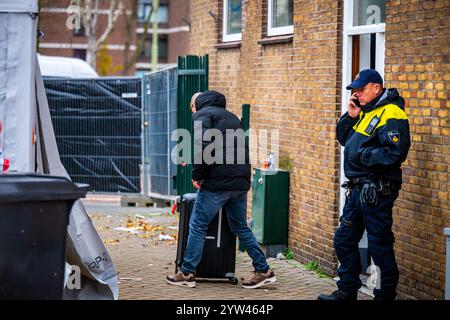 L'Aia, Paesi Bassi. 9 dicembre 2024. DEN HAAG - 09/12/2024, DEN HAAG - i residenti raccolgono effetti personali sul Tarwekamp, due giorni dopo le esplosioni. Le due esplosioni causarono il caos e distrussero diverse case. Sei corpi sono stati recuperati finora. ANP JOSH WALET netherlands Out - belgio Out crediti: ANP/Alamy Live News Foto Stock