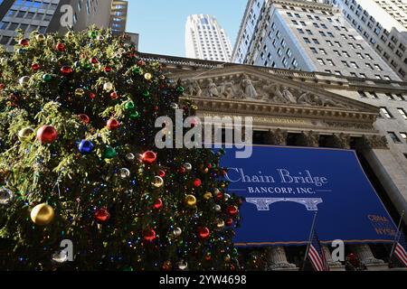 L'albero di Natale di Wall Street si trova fuori dalla Borsa di New York (NYSE) il 6 dicembre 2024 a New York. Foto Stock