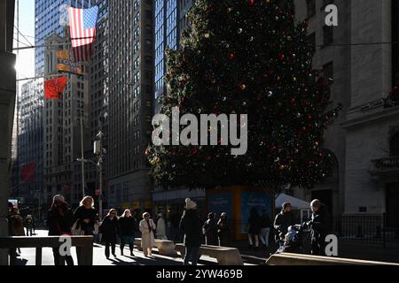 L'albero di Natale di Wall Street si trova fuori dalla Borsa di New York (NYSE) il 6 dicembre 2024 a New York. Foto Stock