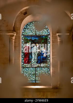 Vetrata colorata della Epiphany Chapel, Winchester Cathedral, Regno Unito Foto Stock