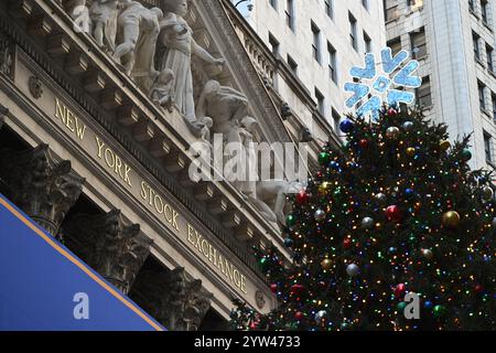L'albero di Natale di Wall Street si trova fuori dalla Borsa di New York (NYSE) il 6 dicembre 2024 a New York. Foto Stock