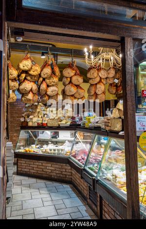 Gastronomia in via Pescherie vecchie nel centro storico di Bologna, nella regione Emilia-Romagna del nord Italia Foto Stock
