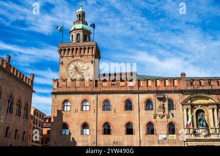 Palazzo d'Accursio e Torre dell'Orologio in Piazza maggiore nel centro storico di Bologna, regione Emilia-Romagna dell'Italia settentrionale Foto Stock