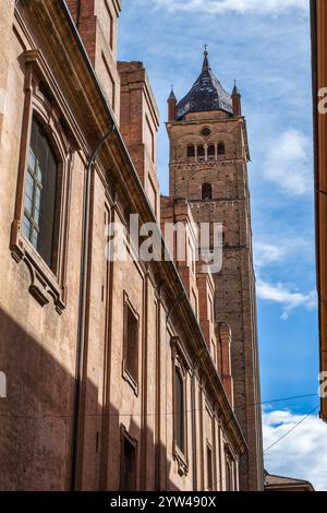 Campanile della Cattedrale metropolitana di San Pietro nel centro storico di Bologna nella regione Emilia-Romagna del nord Italia Foto Stock