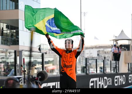 8 dicembre 2024, Mezzolombardo, Mezzolombardo, Emirati Arabi Uniti: Il pilota brasiliano Gabriel Bortoleto ( Invicta Racing) vince la Formula 2 del Gran Premio FIA di Abu Dhabi al circuito Yas Marina di Abu Dhabi, Emirati Arabi Uniti. (Credit Image: © Daisy Facinelli/ZUMA Press Wire) SOLO PER USO EDITORIALE! Non per USO commerciale! Foto Stock