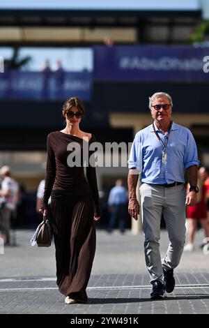 8 dicembre 2024, Mezzolombardo, Mezzolombardo, Emirati Arabi Uniti: Carlos Sainz e Rebecca arrivano nel Paddock del Gran Premio FIA di Abu Dhabi di Formula 1 al circuito Yas Marina di Abu Dhabi, Emirati Arabi Uniti. (Credit Image: © Daisy Facinelli/ZUMA Press Wire) SOLO PER USO EDITORIALE! Non per USO commerciale! Foto Stock