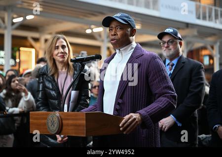 Il sindaco Eric Adams parla durante una celebrazione per il 200 ° anniversario della Fifth Avenue l'8 dicembre 2024 a New York. Foto Stock