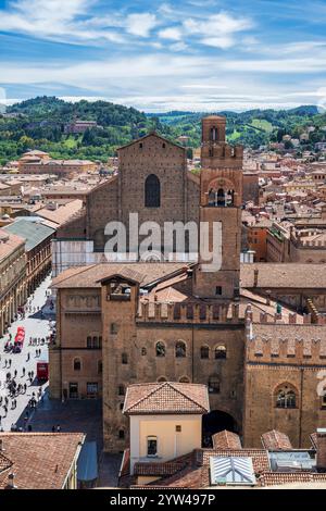 Veduta sopraelevata della Torre dell'Arengo, con la Basilica di San Petronio oltre, nel centro storico di Bologna, regione Emilia-Romagna dell'Italia settentrionale Foto Stock