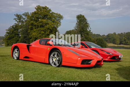 2004 Ferrari Enzo, in mostra al Salone Privé Concours d'Elégance del 2024 tenutosi a Blenheim Palace. Foto Stock