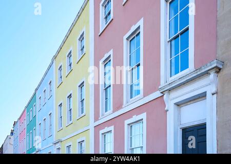 Esterno di case color pastello a Redcliffe Parade East Street a Bristol, Regno Unito Foto Stock