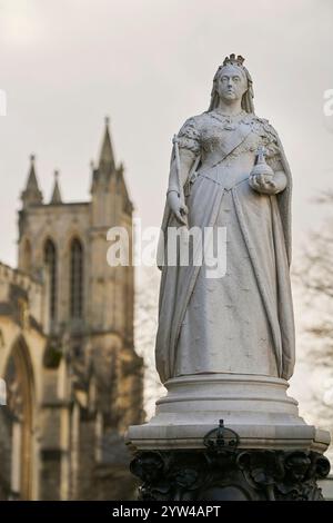 Statua della Regina Vittoria su College Green con la Cattedrale di Bristol sullo sfondo del Regno Unito Foto Stock