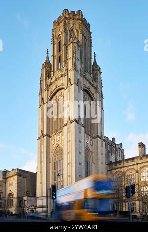 Esterno del Wills Memorial Building parte degli edifici universitari di Bristol, Regno Unito, con traffico in primo piano Foto Stock