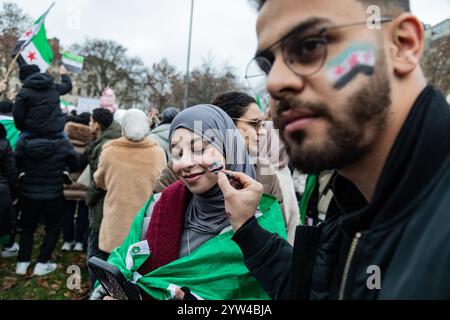 Berlino, Germania. 8 dicembre 2024. Una giovane donna ha una bandiera dell'Esercito libero siriano dipinta sul viso durante la celebrazione. I siriani che vivono a Berlino celebrano la caduta del regime di Assad dopo una guerra civile dal 2011. (Foto di Nicholas Muller/SOPA Images/Sipa USA) credito: SIPA USA/Alamy Live News Foto Stock