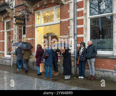 Den Bosch, Paesi Bassi, 07.12.2024, fila di fronte al negozio di dolciumi Jan de Groot, famoso per la sua pasticceria chiamata Bossche bol Foto Stock