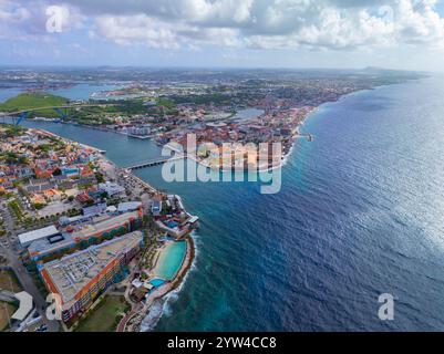 Vista aerea del centro storico di Willemstad, che include Otrobanda sulla sinistra e Punda sulla destra nella città di Willemstad, Curacao. La storica Willemstad Foto Stock