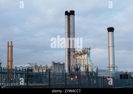 Impianto di cogenerazione Bridgewater Combined Heat and Power (CPH), fotografato al crepuscolo, Ellesmere Port, Cheshire, Regno Unito Foto Stock