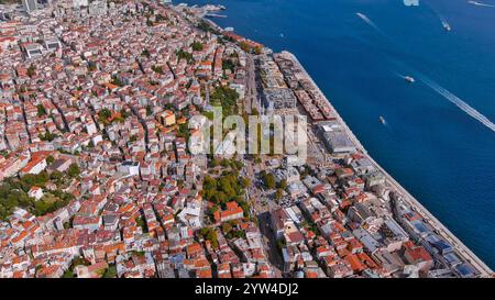 Accattivante vista aerea del vivace paesaggio urbano e della costa di Istanbul, con le sue strade urbane, i monumenti storici e l'incontro delle acque del Bosforo Foto Stock