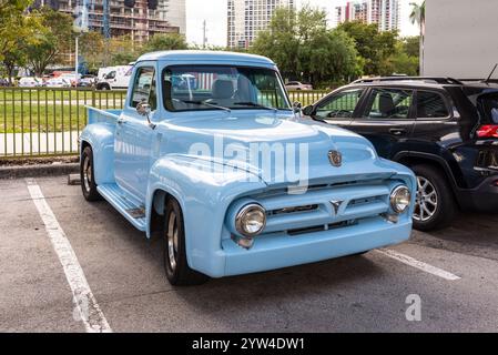 Miami, FL, Stati Uniti - 29 marzo 2024: Pick-up Ford F-100 blu vintage 1953 parcheggiato vicino al negozio a Miami, Florida, Stati Uniti. Foto Stock