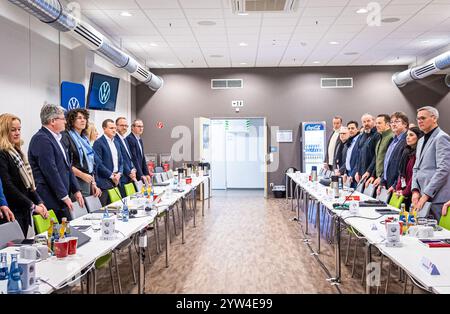 Wolfsburg, Germania. 9 dicembre 2024. I rappresentanti di Volkswagen (r) e IG Metall (l) si affrontano prima dell'inizio del quarto turno di contrattazione collettiva tra Volkswagen e IG Metall. Crediti: Moritz Frankenberg/dpa/Alamy Live News Foto Stock