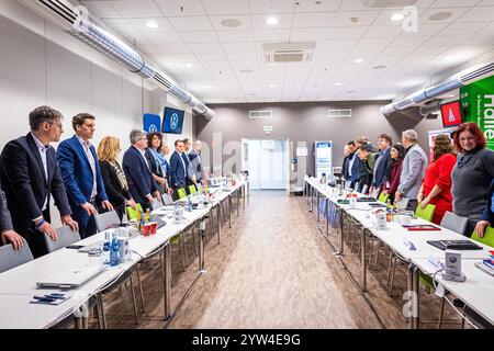 Wolfsburg, Germania. 9 dicembre 2024. I rappresentanti di Volkswagen (r) e IG Metall (l) si affrontano prima dell'inizio del quarto turno di contrattazione collettiva tra Volkswagen e IG Metall. Crediti: Moritz Frankenberg/dpa/Alamy Live News Foto Stock
