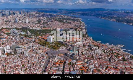 Spettacolare vista aerea di Istanbul che mostra la vibrante Piazza Taksim, lo stretto del Bosforo e lo storico Palazzo Dolmabahce. Un mix mozzafiato Foto Stock