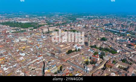 Vista aerea mozzafiato del centro storico di Parma, che mostra la sua splendida architettura, i monumenti iconici e il ricco patrimonio culturale Foto Stock