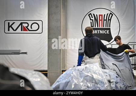 Brtnice, regione di Jihlava. 9 dicembre 2024. Produzione di cuoio nel nuovo stabilimento della KARO LEATHER Company a Brtnice, regione di Jihlava, Repubblica Ceca, 9 dicembre 2024. Crediti: Lubos Pavlicek/CTK Photo/Alamy Live News Foto Stock